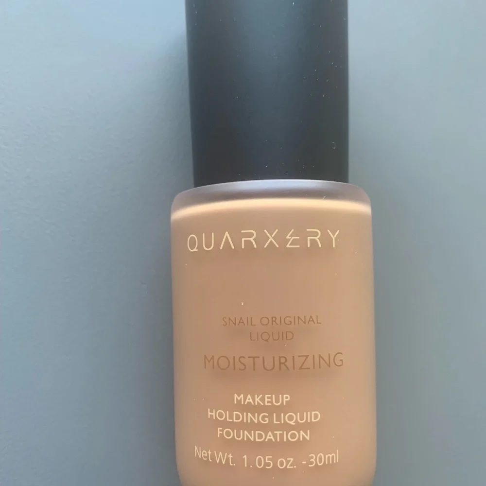 Snail Liquid Moisturizing Holding Foundation Walnut 201MD NWT